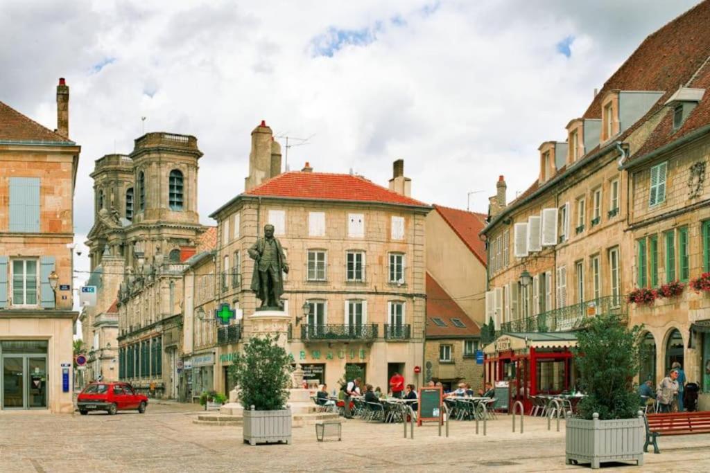 Appartement Au Centre-Ville Avec Cour Langres Exterior foto
